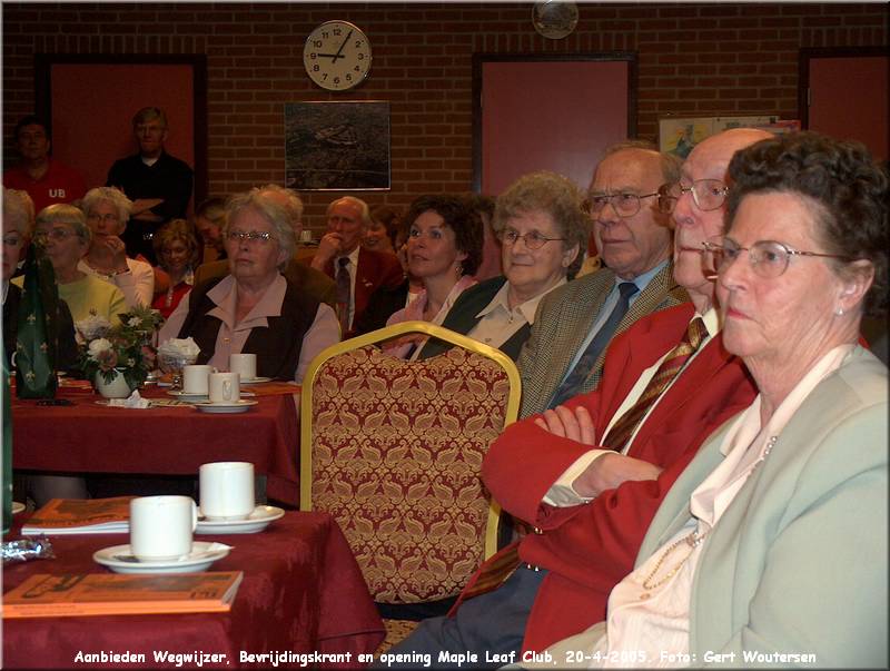 HPIM5347.JPG  Aanbieden Wegwijzer, Bevrijdingskrant en opening Maple Leaf Club, 20-4-2005